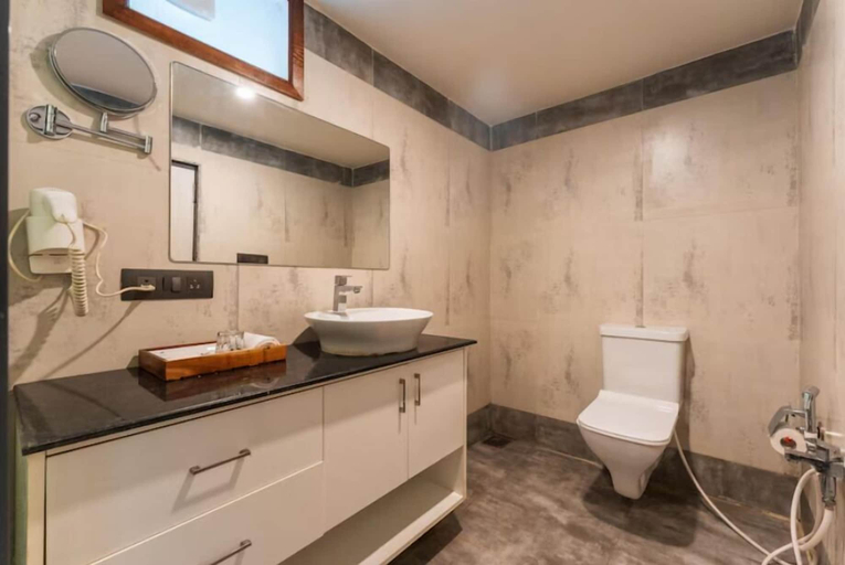 Bathroom, Foxoso La Beach Resort & Spa, North Goa