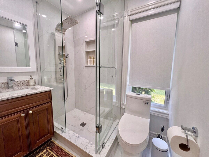 Bathroom 2, Cozy Home Near Transit & Hillcrest Mall with Free Parking, York