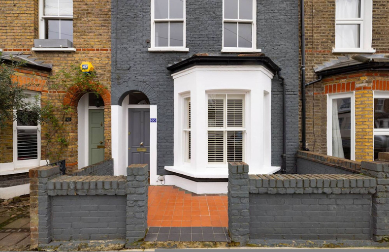 Room 2, The Thames Embrace 3 BR Garden House in Battersea, London