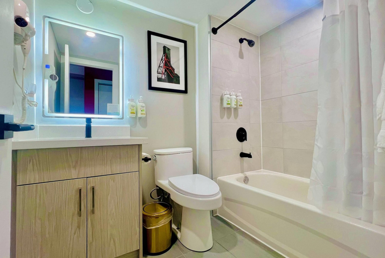 Bathroom 4, Ramada By Wyndham Kirkland Lake, Timiskaming