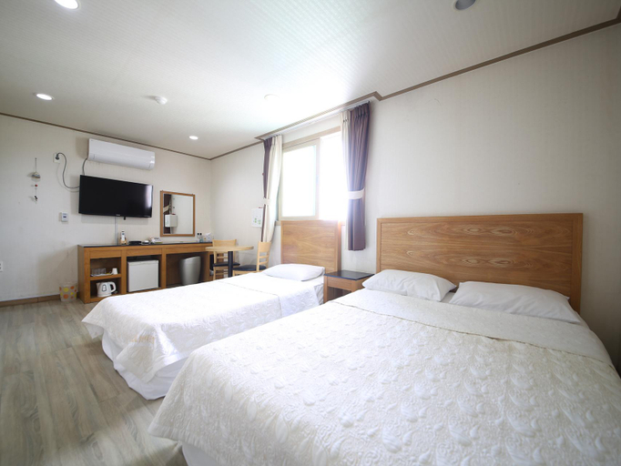 Bedroom 4, Seogwipo (Seongsan) Beach Hotel, Seogwipo