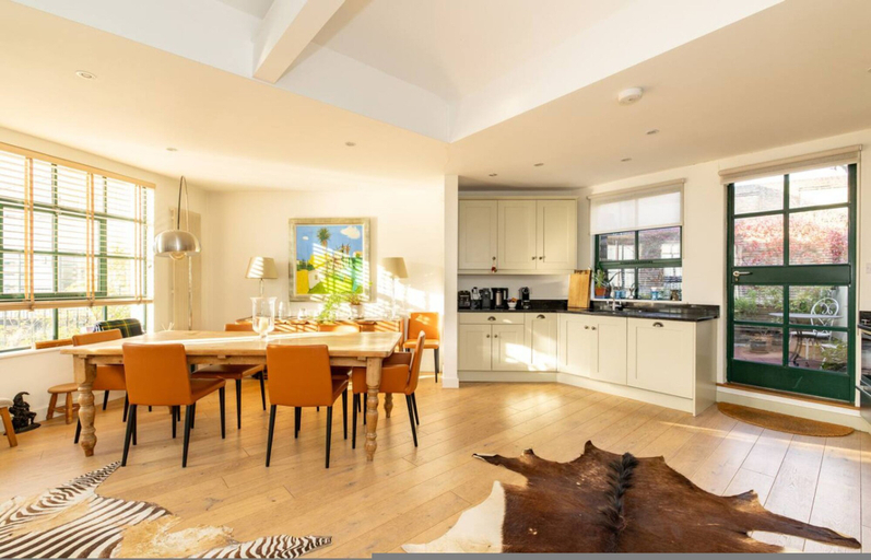 Room 4, A Gentle Riverside Charm 2 Bedroom Mews House, London