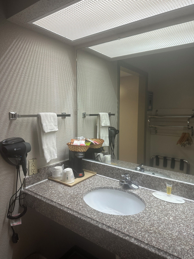 Bathroom 5, Days Inn by Wyndham Jacksonville, Pulaski