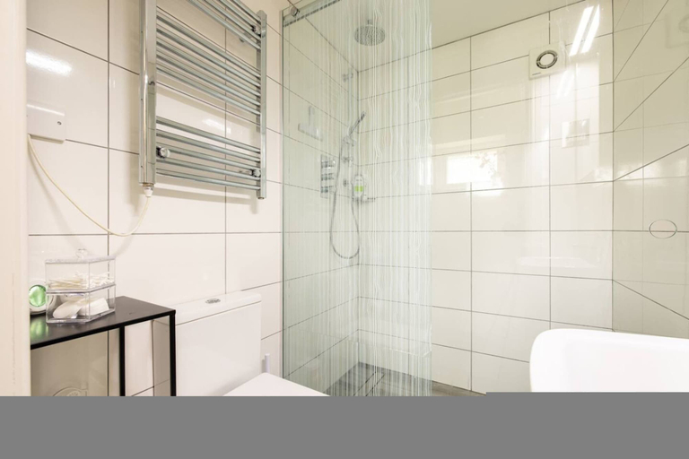 Room 5, Robin s Nest 1 Bedroom Near Wimbledon, London