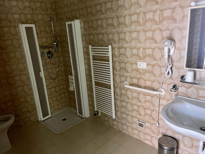 Bathroom 4, Residence Stella Maris, Savona