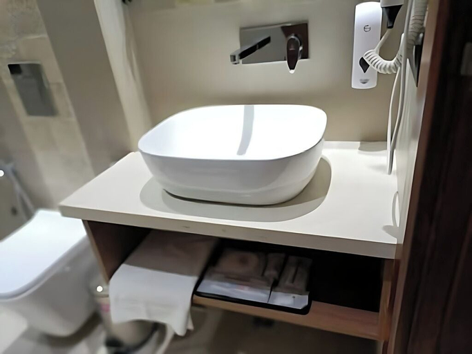 Bathroom, Hotel krystal Klyde Inn, Panipat