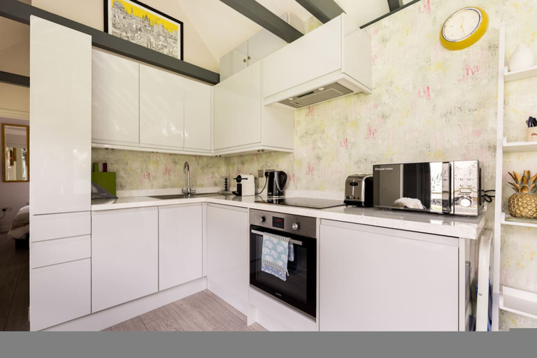 Room 4, Robin s Nest 1 Bedroom Near Wimbledon, London