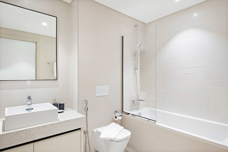 Room 2, Silkhaus Stylish 1bdr Harbor View Marina Vista, Dubai