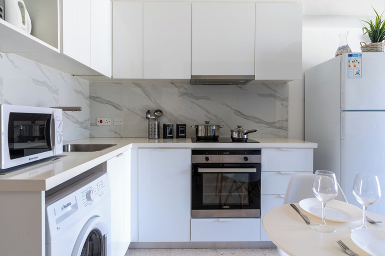 Private kitchen 4, Sea Breeze 1-BR Apt & Pool in Pyla, Larnaca