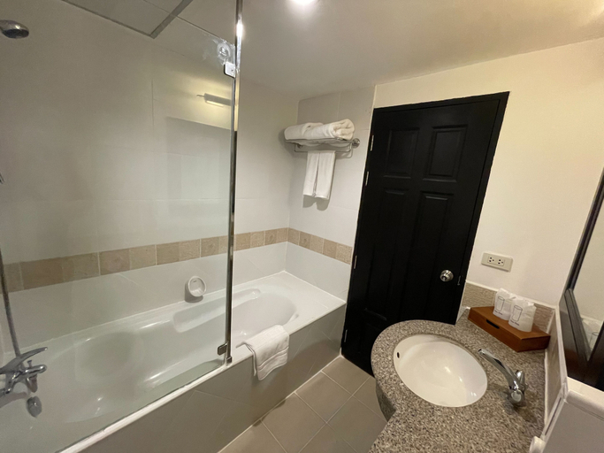 Bathroom 5, Siam Piman Hotel, Min Buri