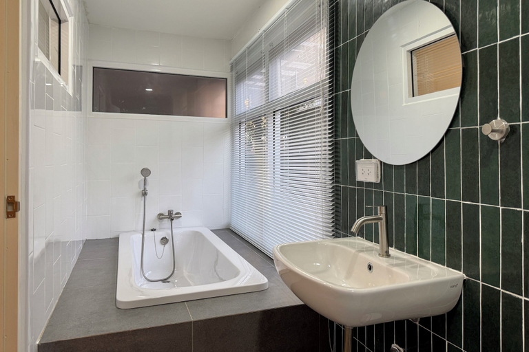 Bathroom 5, KYP Hotel, Fang