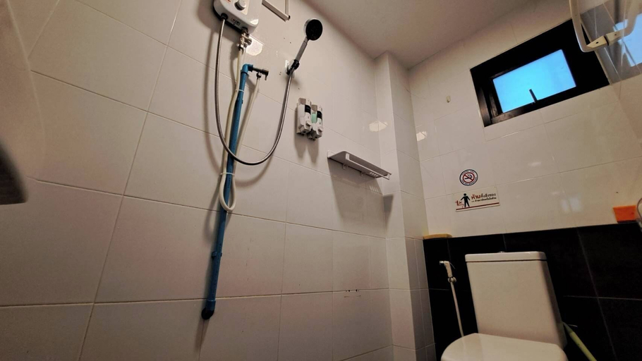 Bathroom 3, GrabSleepHotel Donmueang Airport, Don Muang