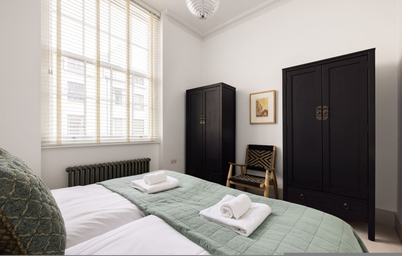 Room 5, The Tree House 2 Bedroom Apartment by Hyde Park, London