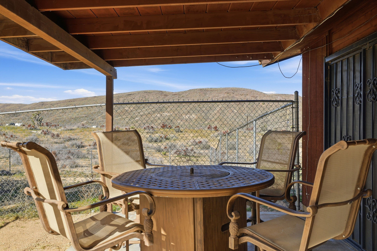 Outdoor dining 5, Desert Paradise: Walk to Pappy's - EV and Sleeps 8, San Bernardino