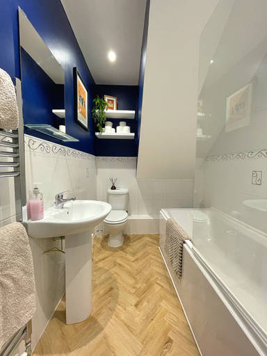 Bathroom, Modern 1 Bed Flat in Barnsley, Barnsley