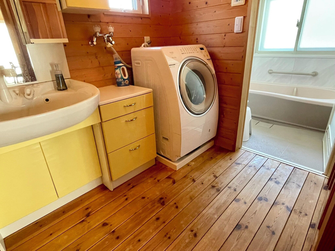 Bathroom 5, Three Peaks House, Hakuba