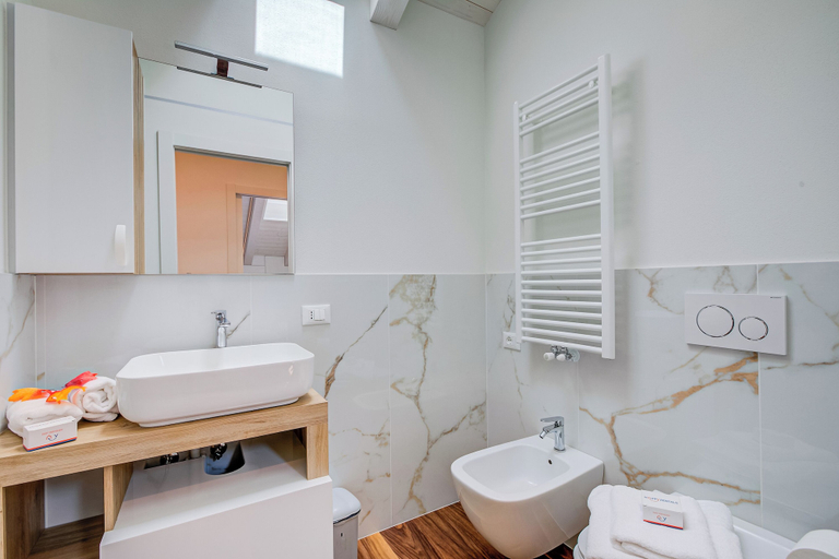 Bathroom 4, Cimetta, Sondrio