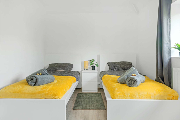 Room 3, 4 Bedrooms - 3 Bathrooms House, Derbyshire