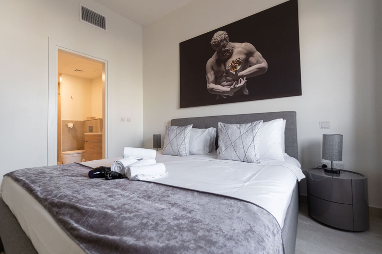 Room 2, Jumeirah Golf Estates Sleeps 2 With Balcony Views, Dubai