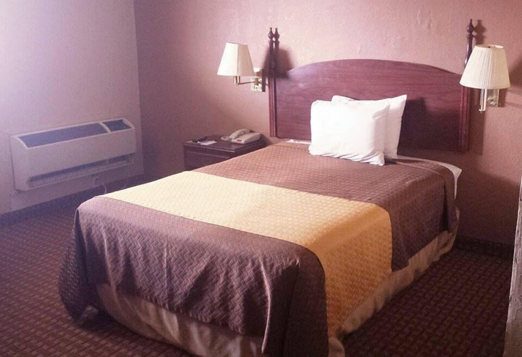 Bedroom 2, Mid Towne Inn & Suites, Bexar