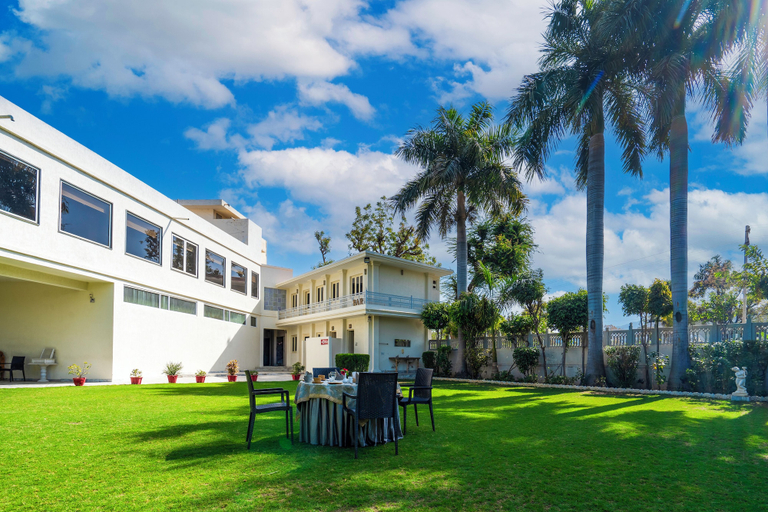 Exterior & Views