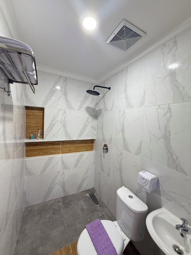 Bathroom 4, Lotus Guest House, Balikpapan