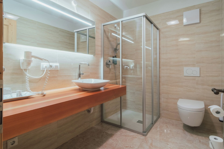 Bathroom 5, Hotel Traube, Bolzano
