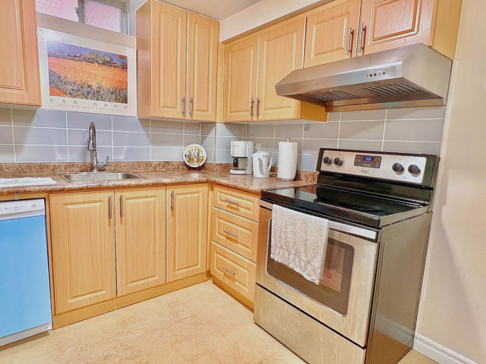Others 4, Cozy Rooms in Bright Walkout Suite - Newly Renovated 2026, York