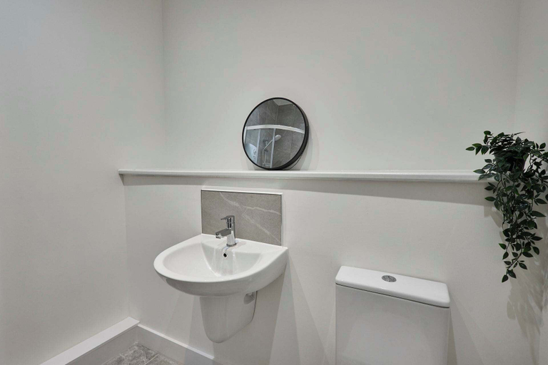 Room 4, Host Stay 18 Queens Court, Knowsley