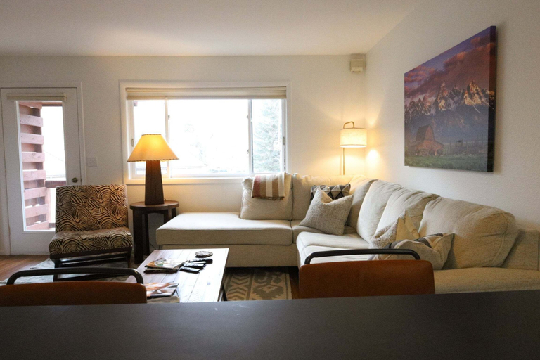 Living area 2, Jackson Luxe: Teton Views & Downtown Vibes 2 Bedroom Townhouse, Teton