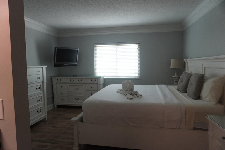 Bedroom 3, Newly Renovated 102 2BD Condo with Riverview Balcony by RedAwning, Sevier