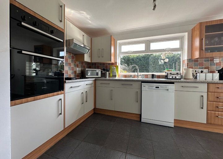 Room 2, Spacious 5 Bedroom With 4 Baths Off-road Parking, Peterborough