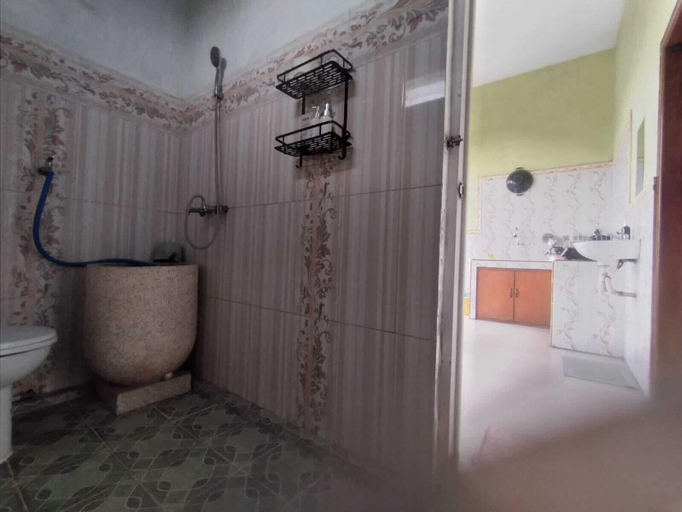 Bathroom 5, Mas Dylan Homestay Probolinggo, Probolinggo