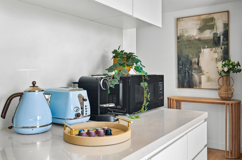 Private kitchen 3, Modern Apartment With Stunning Views in Southbank, Melbourne