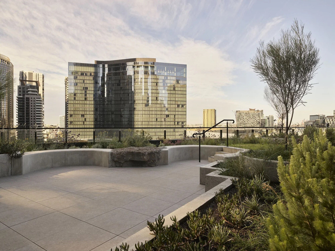 Balcony 4, Chic Apartment Near Crown Casino,pool, Gym & Views, Melbourne