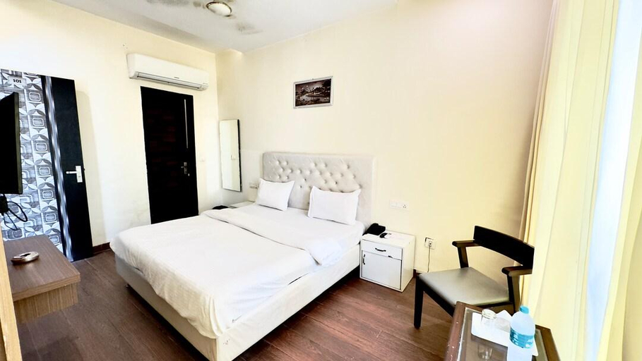 Others 3, Hotel the Venture, Sahibzada Ajit Singh Nagar