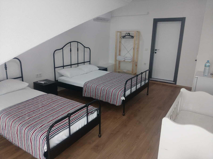 Bedroom 3, Rose Otel, Ezine