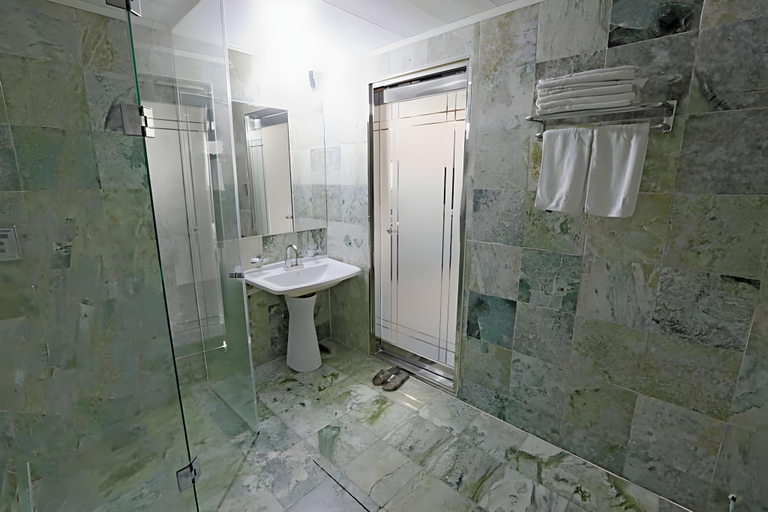 Bathroom 3, HOTEL AIRPORT JUNE , Jung