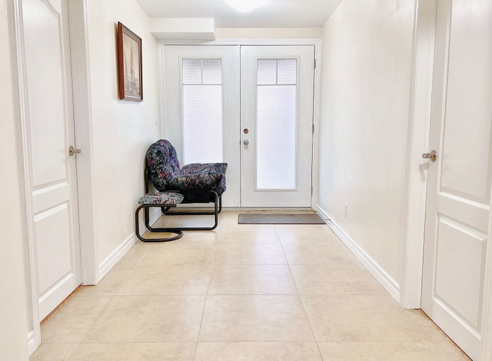 Others 4, Cozy Rooms in Bright Walkout Suite - Newly Renovated 2026, York