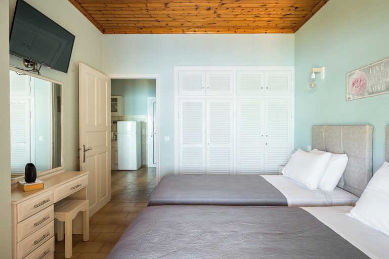 Room 4, Baracunda Seaview Apartments with private Hot Tub by Konnect, Ionian Islands