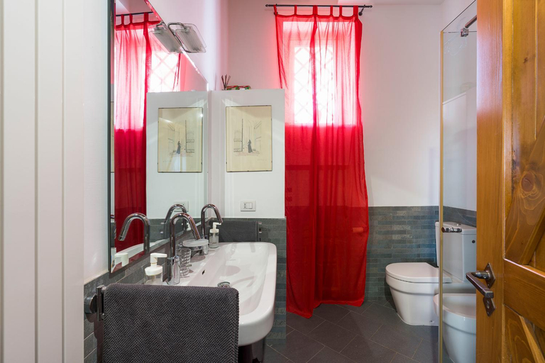 Bathroom 3, Saracina, Catania