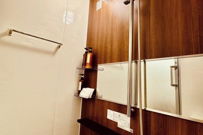 Bathroom 3, luxuriant flowers, Osaka