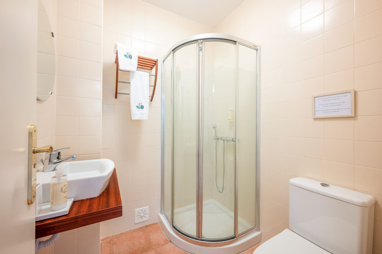Bathroom 2, Aroeira Garden by Homing, Almada