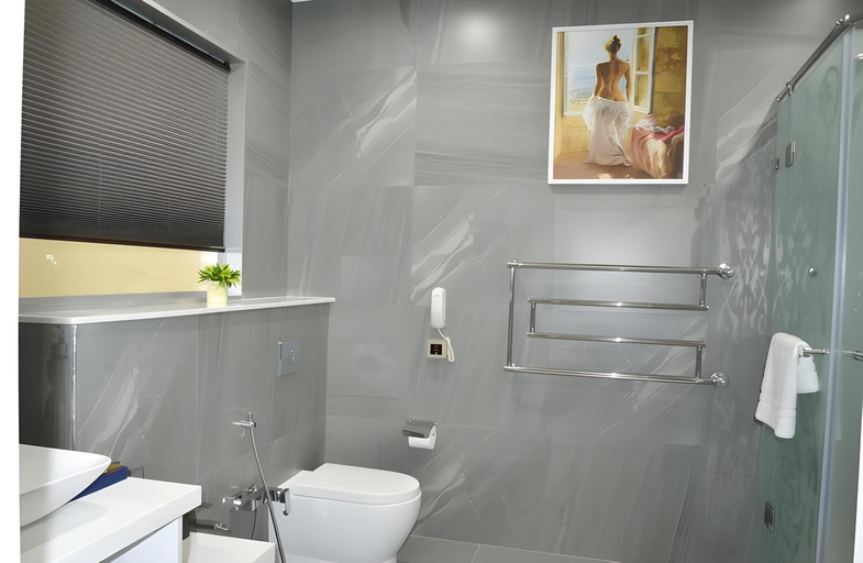 Bathroom 4, Mariana Trench, Baku