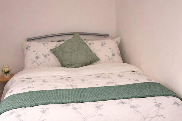 Room 4, 2 Bed Home - Parking for 2, Wifi & Garden, Nottingham