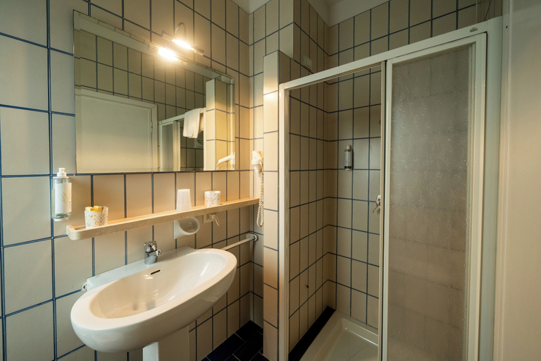 Bathroom 5, Hotel Serenella, Brescia