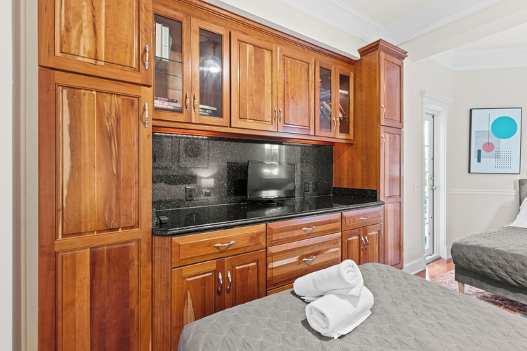 Room 4, Luxe Beachfront Villa, Monroe