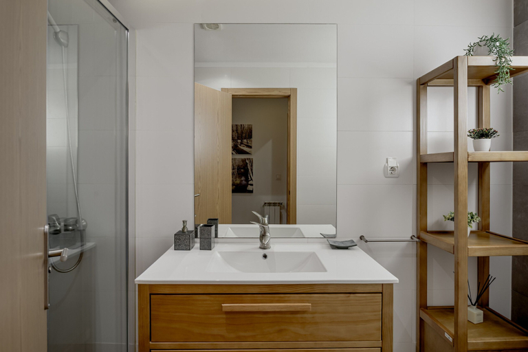 Bathroom 3, Carcavelos Modern Apartment by Homing, Cascais