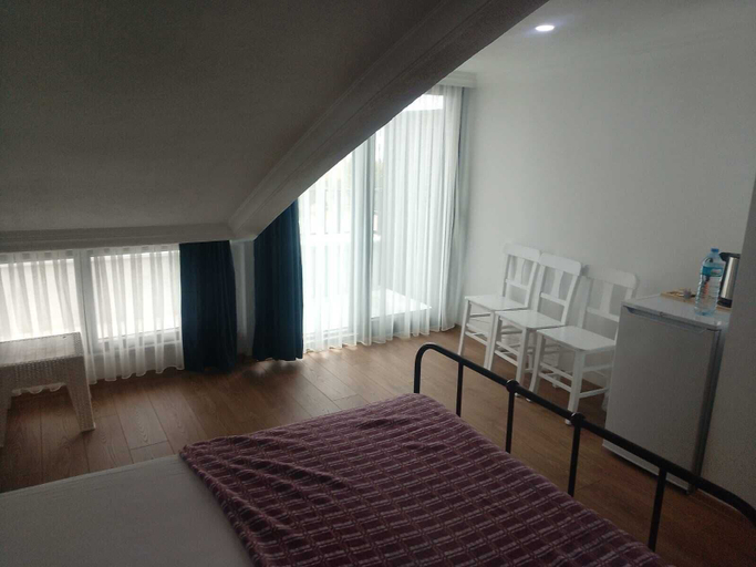 Bedroom 2, Rose Otel, Ezine