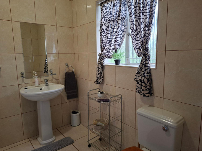 Bathroom 2, 1-On-Scott Garden Suites, Cacadu